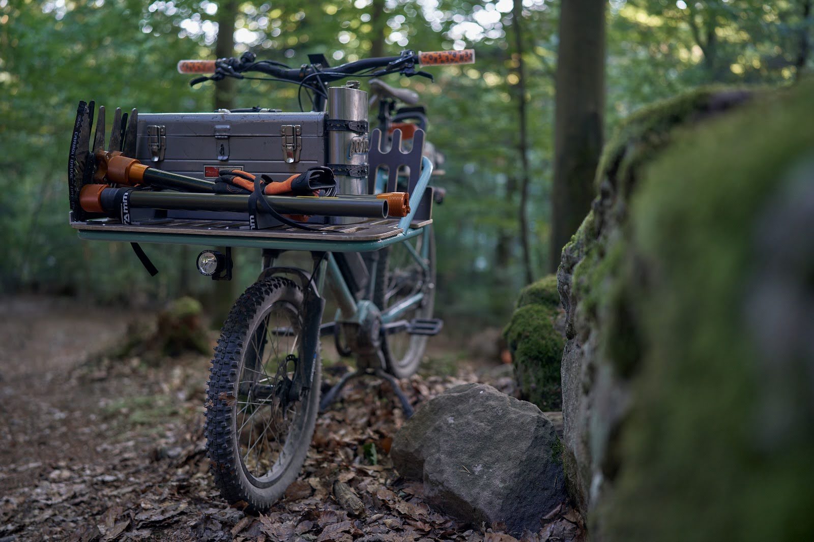 Cargo Karl and Dörte meet in the forest